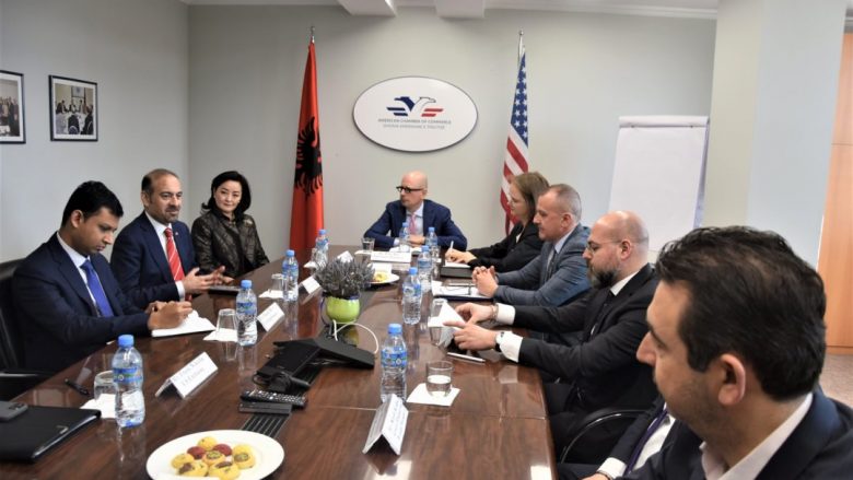 Zyrtari i lartë amerikan mbërrin në Tiranë: Këtu për të rritur tregtinë mes vendeve