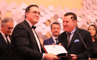 Rektori Hajrizi nderohet me medaljen e artë për merita nga Federata Panshqiptare “VATRA”