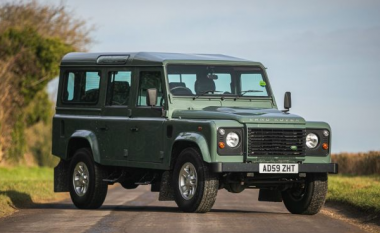 Një Land Rover Defender i ndërtuar për specifikat individuale të Princit Filip del në ankand për 84 mijë dollarë