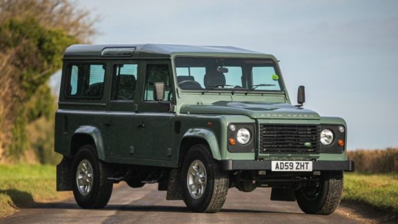 Një Land Rover Defender i ndërtuar për specifikat individuale të Princit Filip del në ankand për 84 mijë dollarë