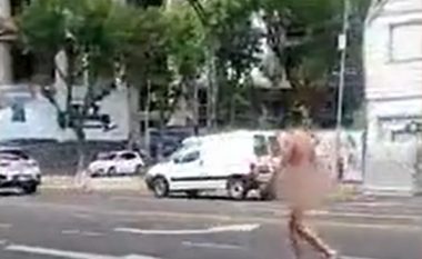 Një burrë u pa duke ecur lakuriq në rrugët e Argjentinës, pamjet bëhen virale