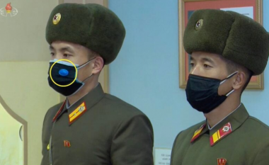 Veri-koreanët po vendosin aksesorë misteriozë në maskat e tyre