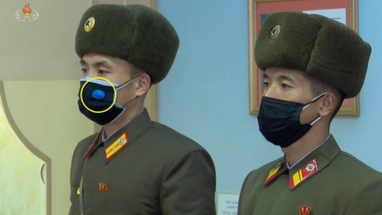 Veri-koreanët po vendosin aksesorë misteriozë në maskat e tyre
