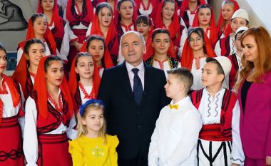 Shkolla “Asdreni” në Pejë, organizoi program të pasur artistik në 15-vjetorin e Pavarësisë së Kosovës