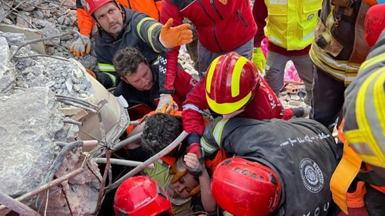 “Një thirrje rënkuese për ndihmë erdhi nga fundi”: Ekipet turke shpëtojnë nga rrënojat një 45-vjeçare, 222 orë pas tërmetit shkatërrues