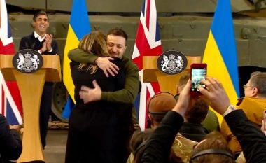 Zelensky befasoi me përqafim gazetaren ukrainase të BBC-së gjatë vizitës historike në Mbretërinë e Bashkuar