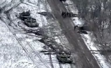 Poshtërimi i radhës për Putinin: Ukrainasit shkatërrojnë 31 automjete të blinduara – në këtë kaos, tanket ruse po shkelnin njerëzit e tyre