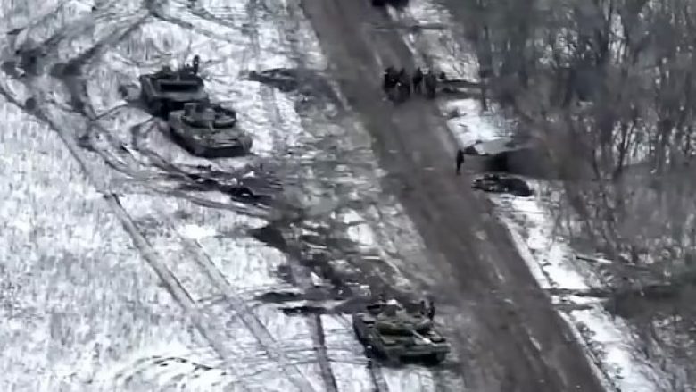 Poshtërimi i radhës për Putinin: Ukrainasit shkatërrojnë 31 automjete të blinduara – në këtë kaos, tanket ruse po shkelnin njerëzit e tyre
