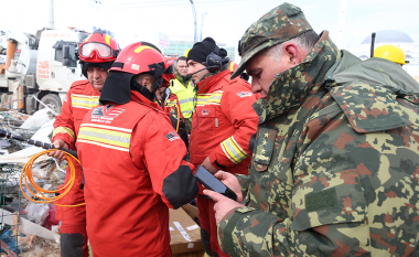 Durrsakët hapin dyert për turqit, qytetarët solidarizohen me të prekurit nga tërmeti