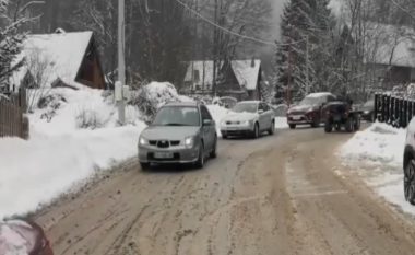 Bora në Brezovicë vështirëson qarkullimin e automjeteve