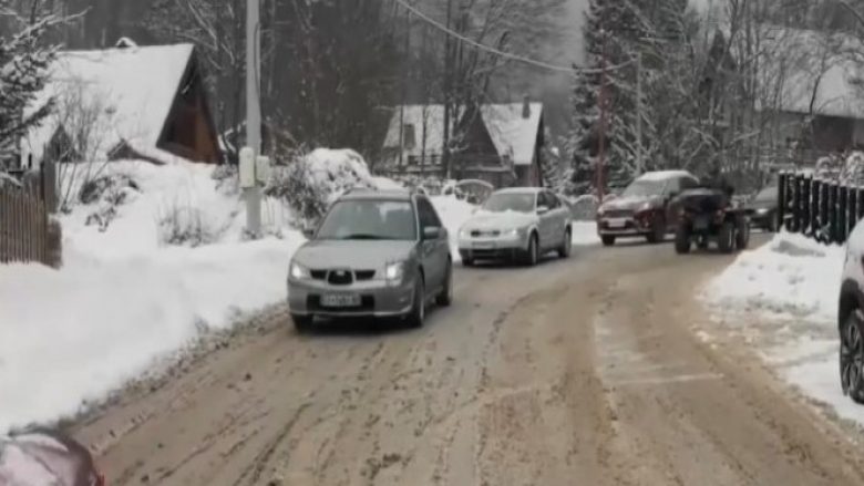 Bora në Brezovicë vështirëson qarkullimin e automjeteve