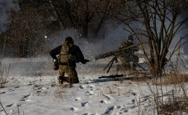 Kush janë ushtarët rusë që kanë dezertuar dhe kanë marrë armët dhe po luftojnë kundër forcave të Putinit në Ukrainë?