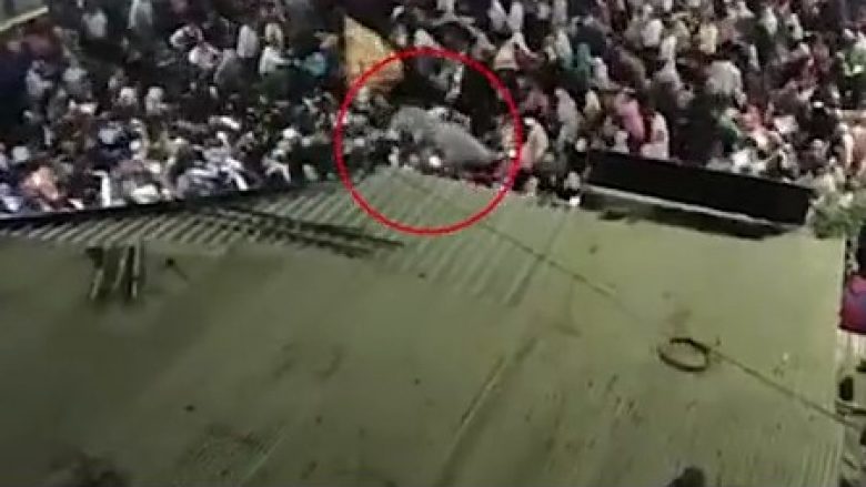 Një dem “futet përmes” një turme të madhe njerëzish në Indi, disa të lënduar – publikohet momenti i frikshëm