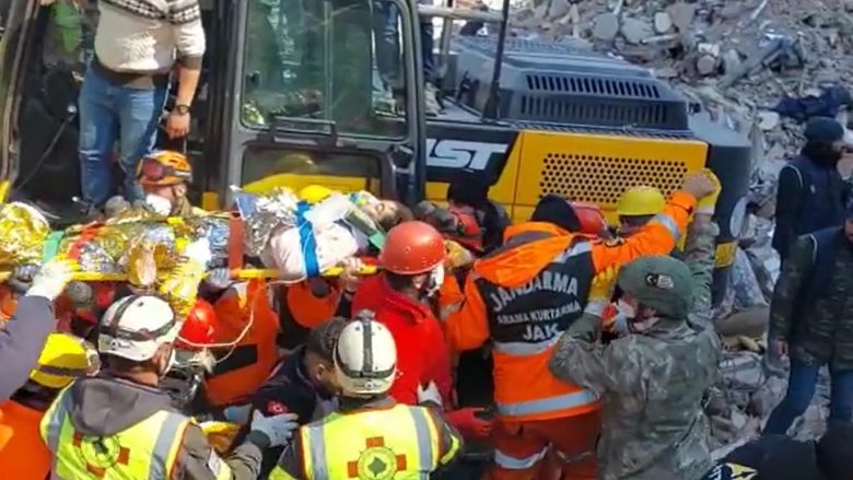 Nëntë ditë pas tërmetit në Turqi, Shoqata e Kosovës për Kërkim dhe Shpëtim ndihmon në nxjerrjen gjallë të 26-vjeçares nga rrënojat