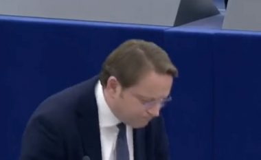 Mikrofoni mbeti i ndezur, Komisioneri hungarez i BE-së Varhelyi i quajti anëtarët e Parlamentit Evropian “idiotë”