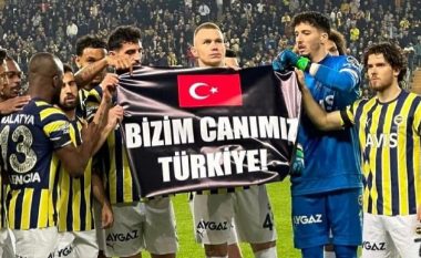 Rikthimi prekës i futbollit në Turqi, u bën homazhe për viktimat e tërmetit