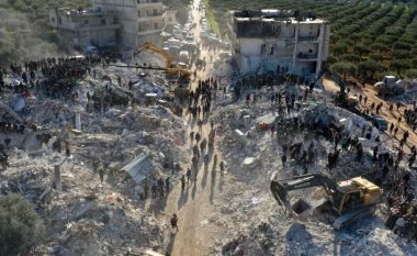 Rrëfimi prekës i sirianit që vazhdon të gërmojë, duke shpresuar të gjejë ndonjërin prej 30 të afërmve ‘të varrosur’ nën rrënojat nga tërmeti