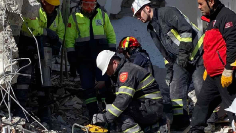 Ekipi nga Maqedonia shpëton një grua 38 vjeçare nga rrënojat në Turqi