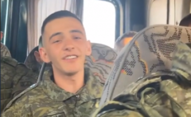 Bëhet viral momenti kur ushtari i FSK-së këndon këngën “Mora Fjalë”