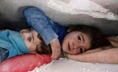 Motra mbron vëllanë nën gërmadha në Siri - pamjet bëhen virale në rrjetet sociale
