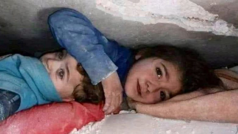 Motra mbron vëllanë nën gërmadha në Siri – pamjet bëhen virale në rrjetet sociale