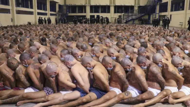 El Salvadori hapi një ‘mega burg’ me kapacitet prej 40 mijë personash