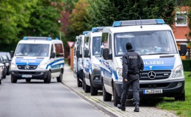 Dy të plagosur rëndë pas të shtënave me armë pranë një shkolle fillore në Gjermani