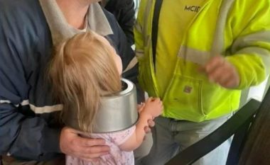 Zjarrfikësit shpëtojnë vogëlushen amerikane që i kishte ngecur tigani i ëmbëlsirave në kokë