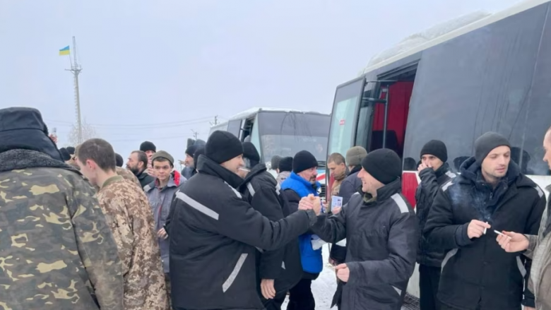 Dhjetëra ushtarë lirohen gjatë shkëmbimit të robërve mes Kievit e Moskës