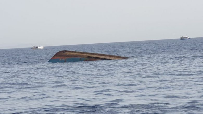 Mbytet anija e peshkimit afër Sazanit, shpëton ekuipazhi