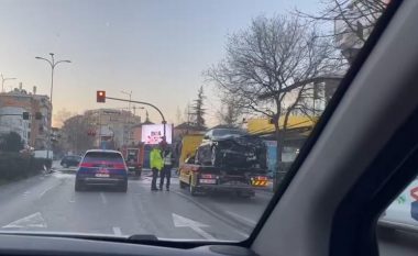 Përplasën automjetin e policisë në Tiranë, katër persona në spital