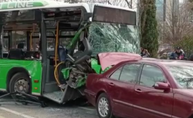 Shkaktoi aksidentin e rëndë në Tiranë, arrestohet drejtuesi i autobusit urban