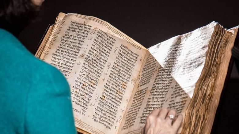 Bibla më shumë se 1000-vjeçare shitet për 50 milionë dollarë
