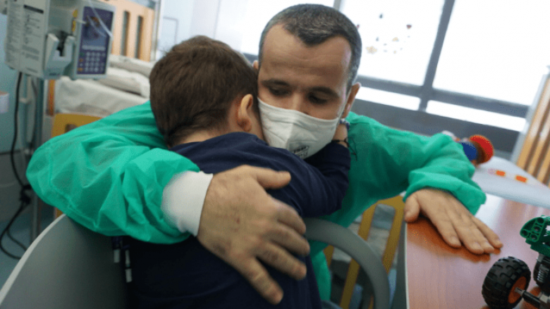 Shqiptari i dhuron një pjesë të mushkërisë djalit të tij 5-vjeçar, operacion i rrallë në Itali