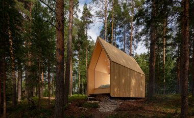Një shtëpizë moderne pushimi në pyll e ngritur për një ditë
