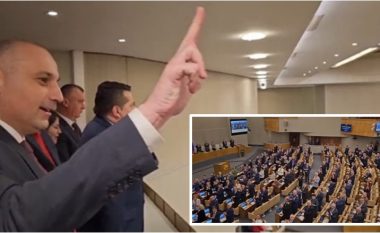 Një delegacion nga Republika Serbe e Bosnjës priten me duartrokitje në Dumën ruse – përgjigjen duke ngritur tre gishtat