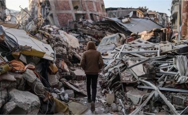 Tre të shpëtuar nga rrënojat e tërmetit në Turqi rrëfejnë për tmerrin që përjetuan ndërsa kishin ngecur nën shtëpitë e tyre të shembura