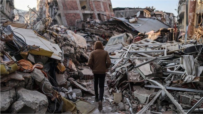 Tre të shpëtuar nga rrënojat e tërmetit në Turqi rrëfejnë për tmerrin që përjetuan ndërsa kishin ngecur nën shtëpitë e tyre të shembura
