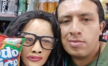 Kolumbiani i cili thotë se është i fejuar me një kukull, njofton se tani pret me të fëmijën e tretë