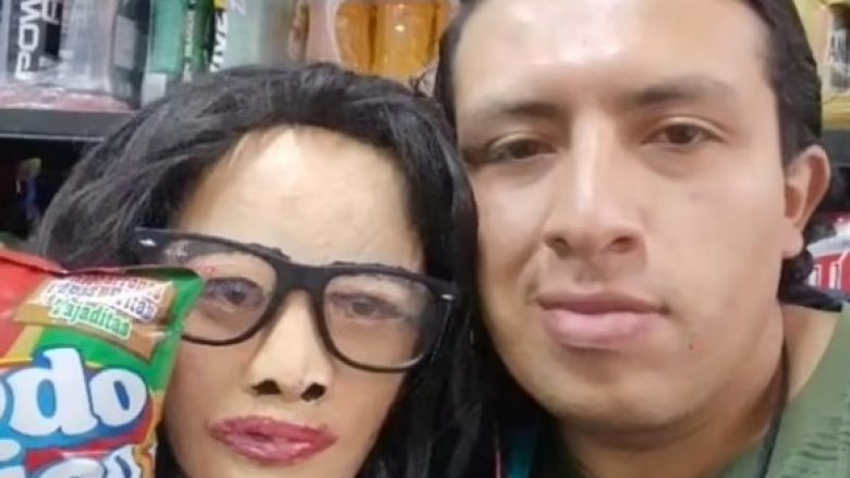 Kolumbiani i cili thotë se është i fejuar me një kukull, njofton se tani pret me të fëmijën e tretë