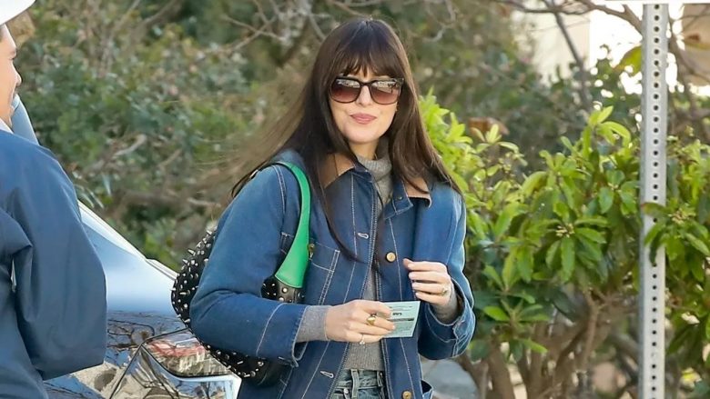 Dakota Johnson solli modën për pranverën 2023: Po rikthehen pjesët më të bukura të viteve ’70