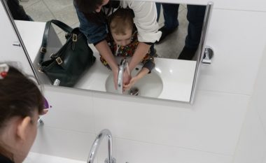 Nëna nuk e lë djalin shtatëvjeçar të shkojë vetë në tualet publik, shkakton debat të madh – si do të vepronit ju