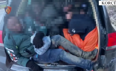 Kapet me 13 emigrantë të paligjshëm të ngjeshur njëri pas tjetrit në automjet, arrestohet 33-vjeçari i dehur në Korçë