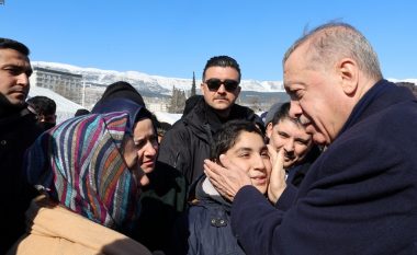 Erdogan takon të mbijetuarit në qytetin e shkatërruar – premton shtëpi të reja, thotë se askush nuk do të mbetet në rrugë