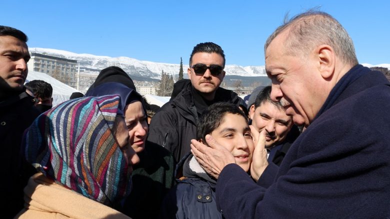 Erdogan takon të mbijetuarit në qytetin e shkatërruar – premton shtëpi të reja, thotë se askush nuk do të mbetet në rrugë