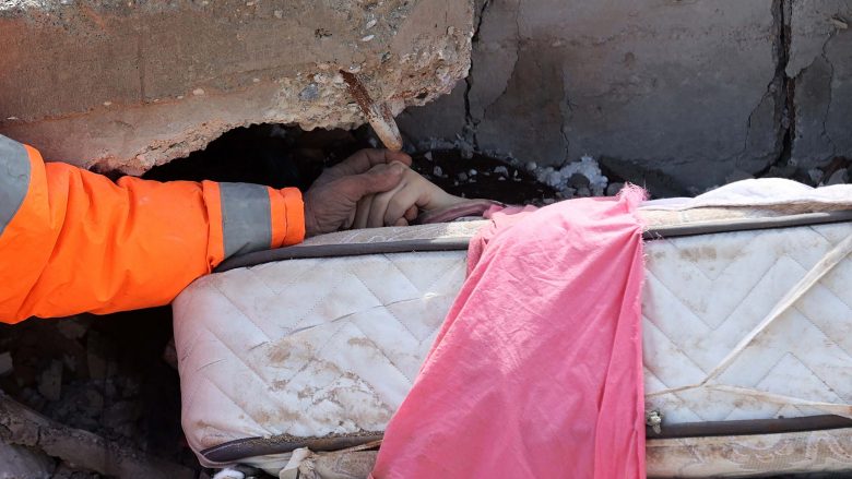 Një nga fotot më tronditëse: Një baba duke mbajtur dorën e vajzës së tij 15-vjeçare të vdekur pas tërmetit në Turqi