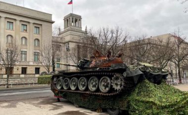 Protestuesit vendosin tankun e shkatërruar rus përpara Ambasadës së Rusisë në Berlin