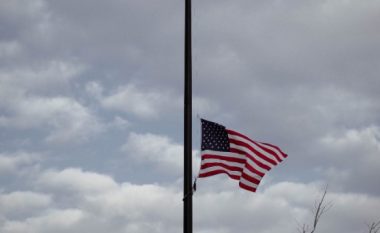 Ambasada amerikane në Prishtinë ul flamurin në gjysmështizë, në nderim të viktimave në Turqi