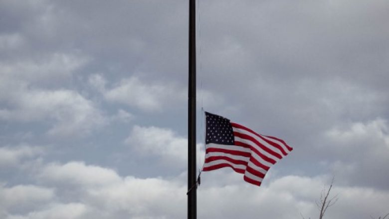 Ambasada amerikane në Prishtinë ul flamurin në gjysmështizë, në nderim të viktimave në Turqi