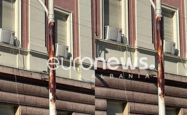 Përgatitjet për protestën e opozitës, shtyllat para Kryeministrisë në Tiranë lyhen me ‘ngjyrë’